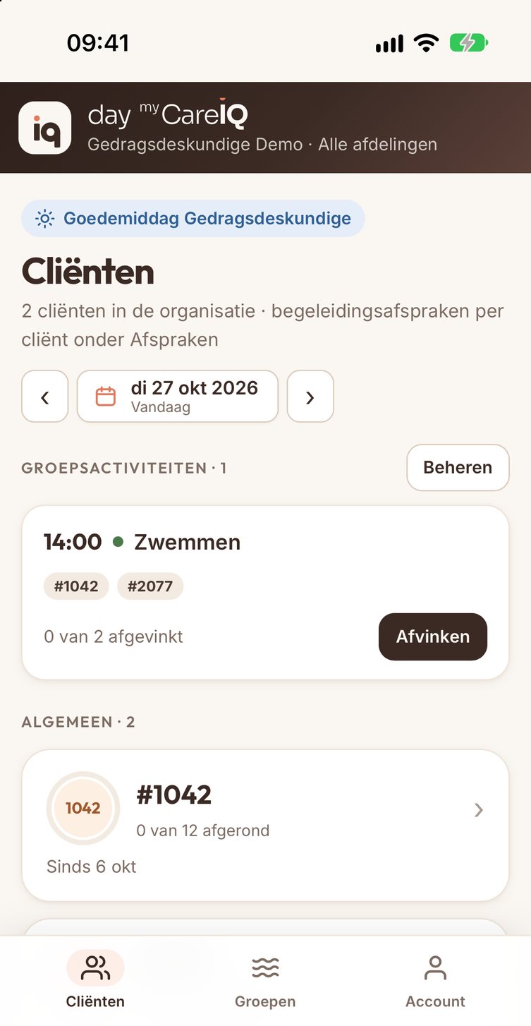 day myCareIQ op een iPhone: het cliëntenoverzicht met een groepsactiviteit en de voortgang per cliënt.