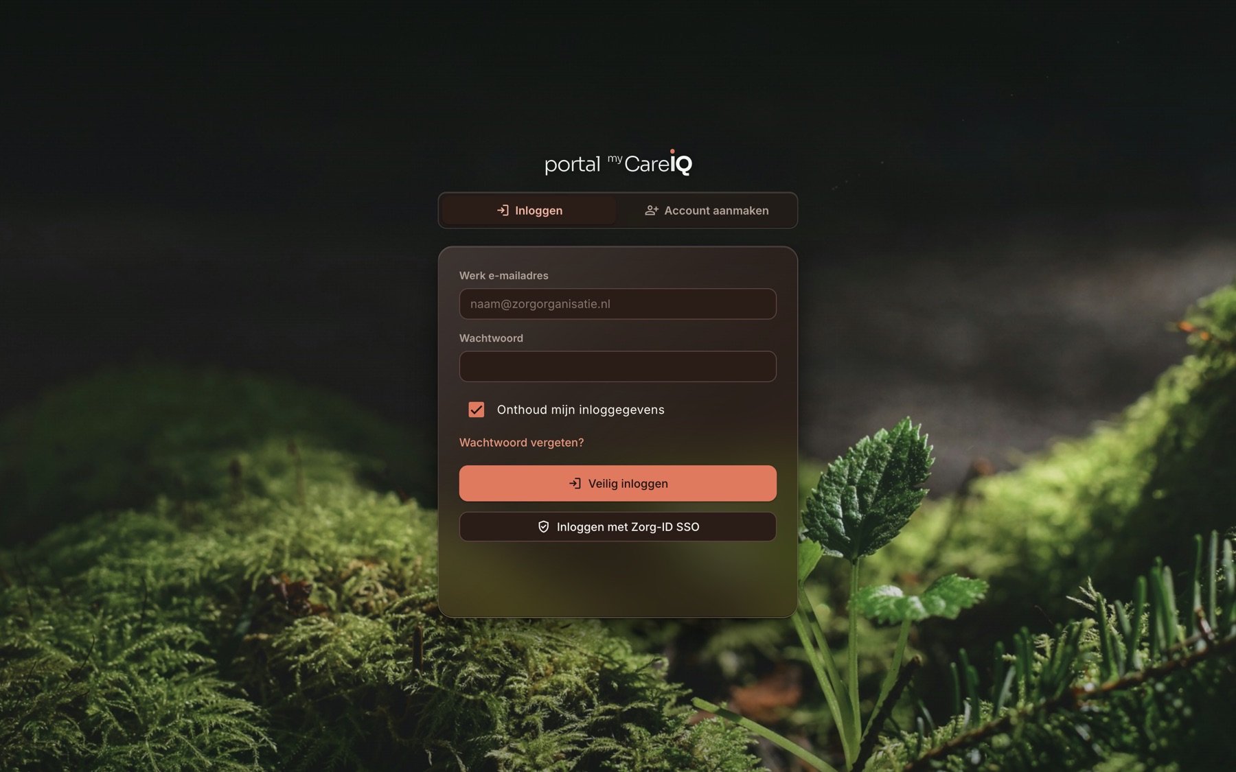 portal myCareIQ op een laptop: het inlogscherm met Inloggen en Account aanmaken.